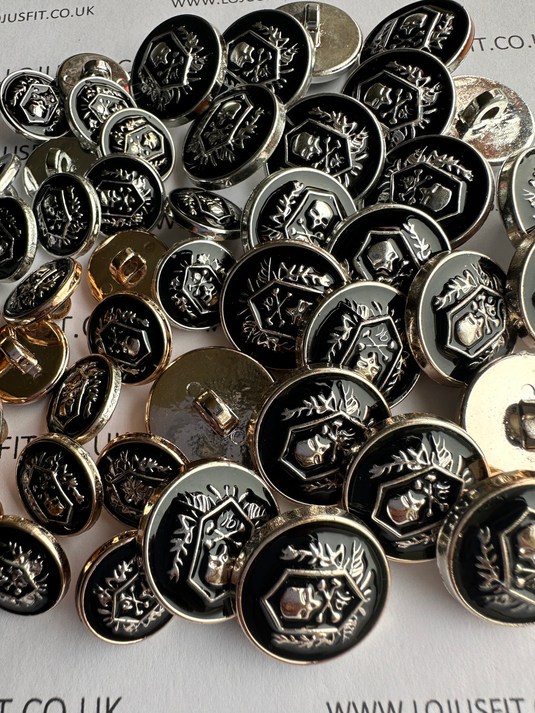 5 10 20 SKULL SILVER BLACK or LIGHT GOLD BLACK 15mm 21mm Wide Shank Quality Buttons Dresses Tops Coats Babies Blazers Shirt Sewing Craft