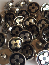 Load image into Gallery viewer, 10 20 50 Silver Black Daisy Flower Shank Quality Buttons 13mm Wide Dresses Tops Coats Babies Blazers Shirt Sewing Craft