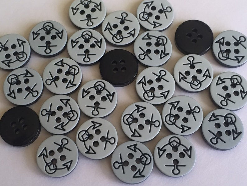 20 40 LIGHT GREY Black Arrows Anchor Key Hole 13mm Wide Quality Beautiful Buttons Jacket Shirt Sewing Craft