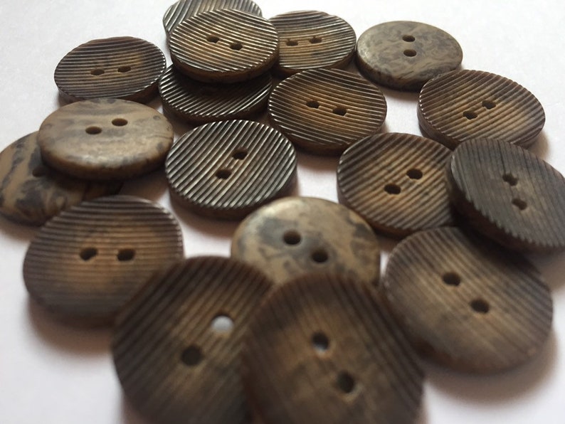 10 20 Coconut Shell Brown 18mm Sewing Craft Jacket Shirt Skirt Trousers Coat 2 Holes